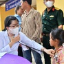 Bác sĩ quân y tỉnh Kiên Giang khám bệnh và cấp thuốc miễn phí tại Campuchia