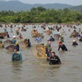 Hàng nghìn người tham gia lễ hội đánh cá Vực Rào