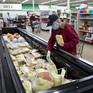 Mỹ giảm nhập khẩu khi người tiêu dùng siết hầu bao