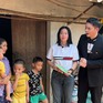 Cặp lá yêu thương: NSƯT Quách Thu Phương tặng học bổng cho em nhỏ mồ côi bố mẹ tại Thanh Hóa