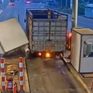 Nguy hiểm xe tải không cài chặt cửa khoang hàng