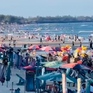 Bãi biển Vũng Tàu đông nghẹt du khách tắm biển ngày thứ hai kỳ nghỉ lễ