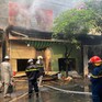 Cháy ki ốt bán đồ ăn trên đường Phạm Văn Đồng (Hà Nội)