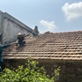 Trận dông lốc bất ngờ làm tốc mái hơn 70 căn nhà ở Quảng Ninh