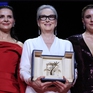 Meryl Streep rơi nước mắt khi nhận Cành cọ vàng danh dự tại LHP Cannes 2024