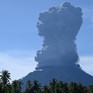 Núi lửa Ibu của Indonesia lại phun trào, phun ra tháp tro bụi khổng lồ