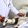 Một công nhân bị điện giật gây bỏng nặng phải nhập viện cấp cứu