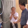 Hà Nội: Đình chỉ hoạt động, xử phạt “thần y” chữa bách bệnh bằng… nước