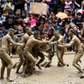 Bắc Giang: Trai làng Vân cởi trần, đóng khố "tắm bùn" tại Lễ hội vật cầu nước