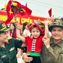 Em bé được chọn làm "bé gái tượng đài" ở Điện Biên Phủ bất ngờ nổi tiếng