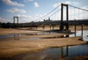 Pháp: Nước sông Loire xuống mức thấp lịch sử, người dân có thể đi bộ qua lòng sông