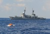 Hải quân tiếp nhận ngư dân Philippines gặp nạn
